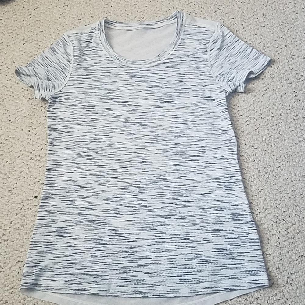 Lululemon Beat the Heat crewneck shirt in size 6